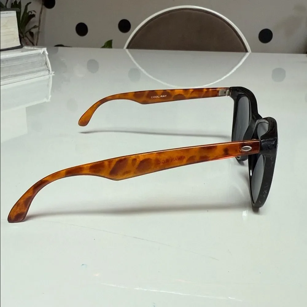 Vintage 1970s Deadstock Tortoise Shell Arm Black Wayfarer Sunglasses